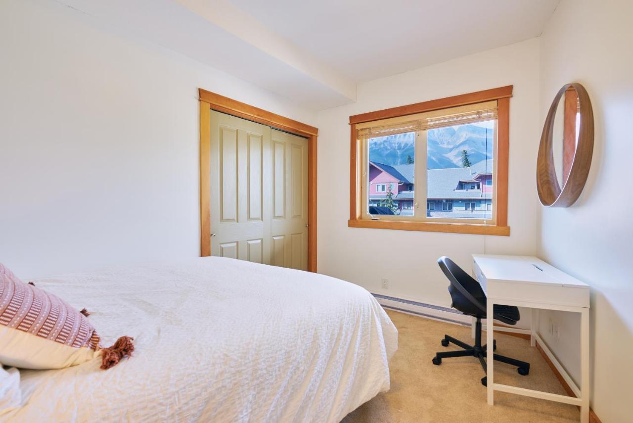 Апартаменты Mtn View Escape With King Size Bed With Outdoor Pool - Banff Pass Included! Канмор Экстерьер фото